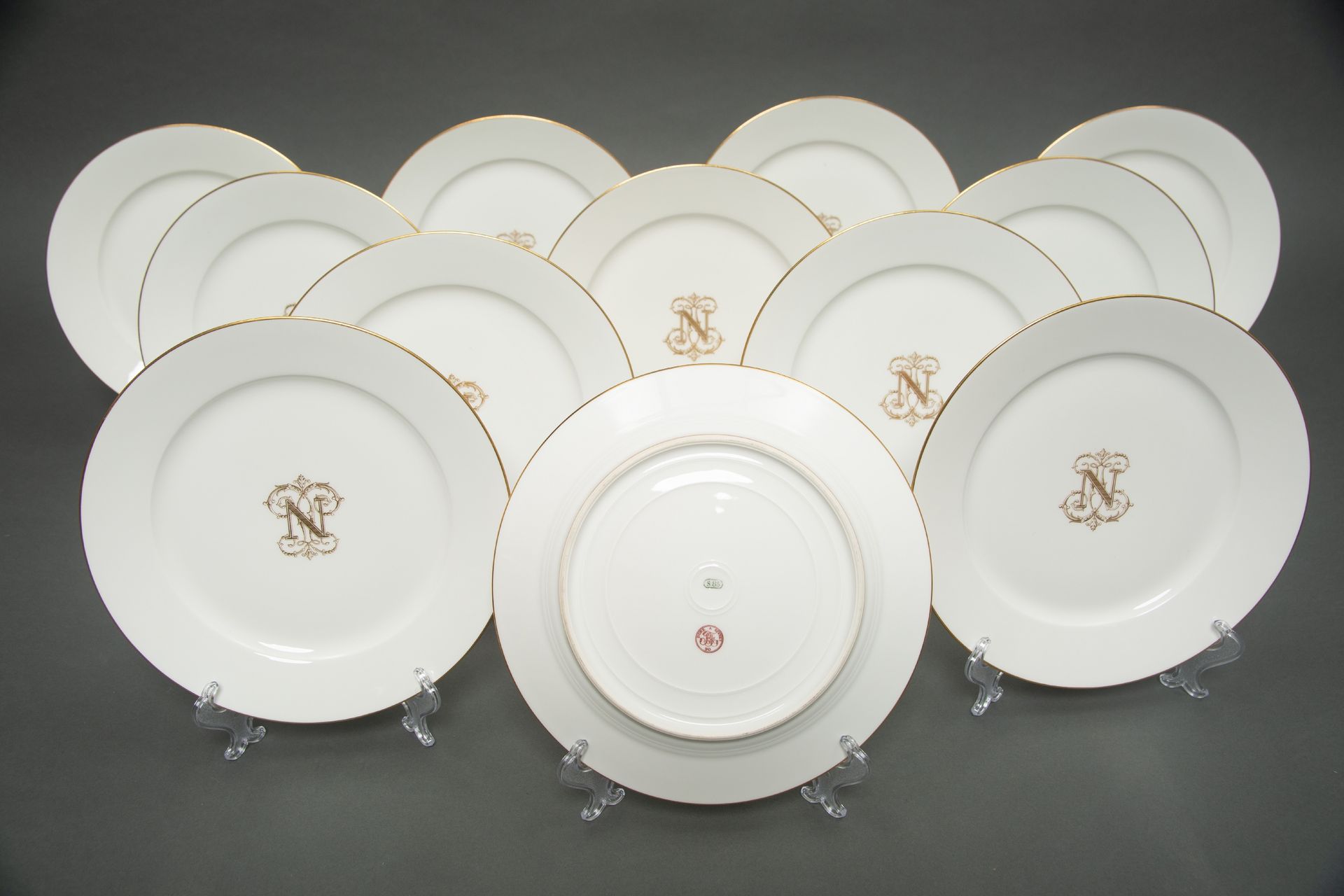 Service de 24 assiettes en poreclaine de Sèvres 1858