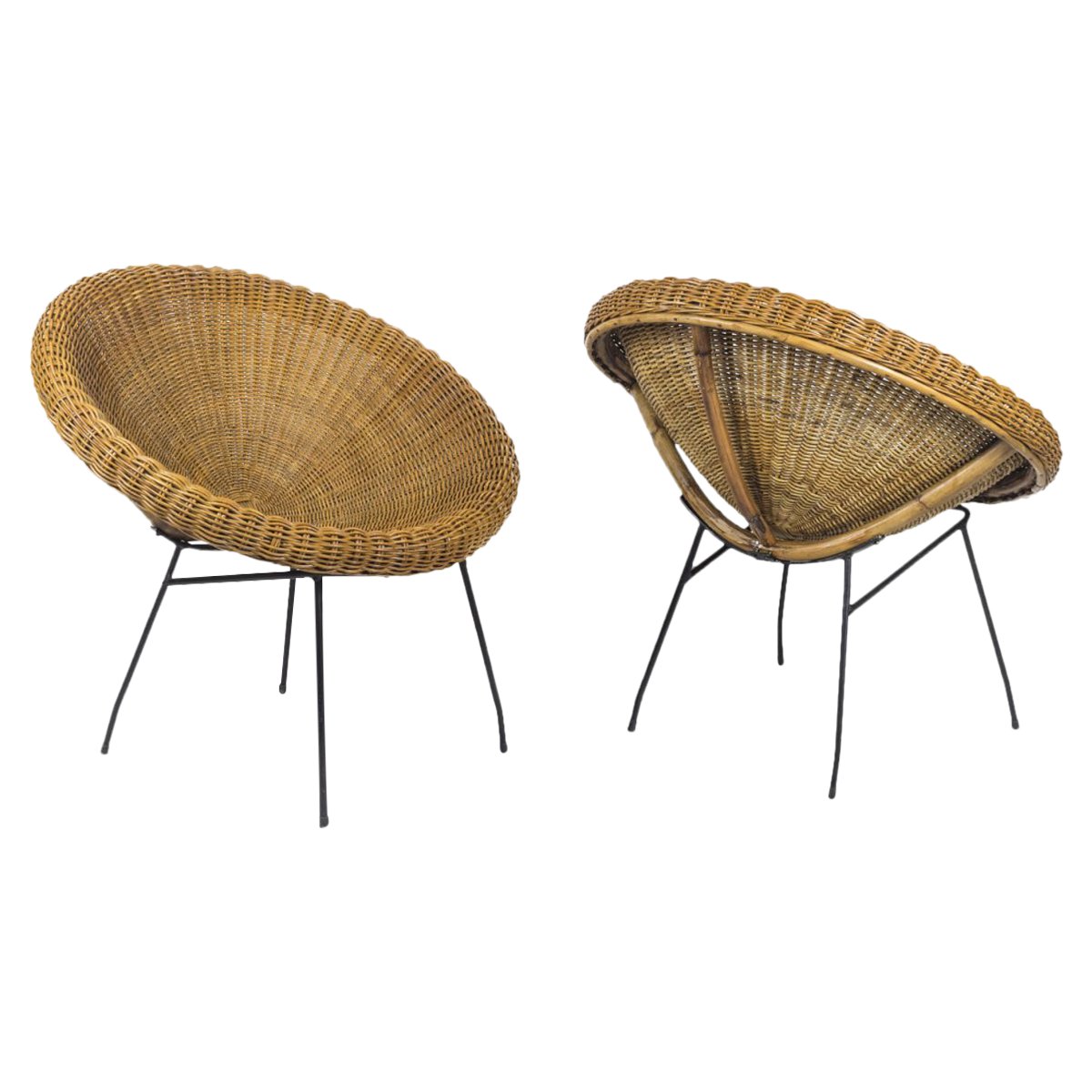 Paire de fauteuils en rotin et métal de forme coquille, années 1960