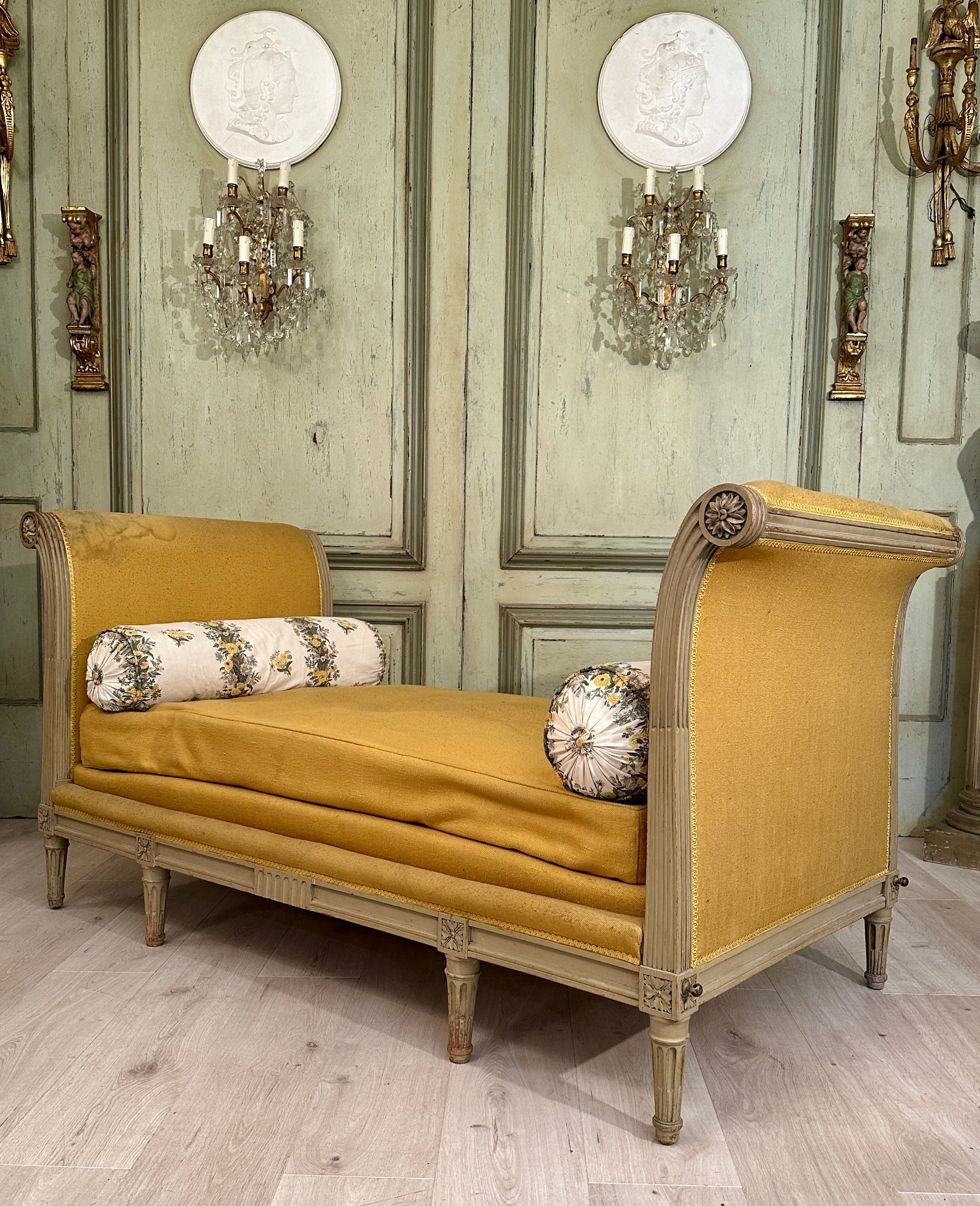 Banquette-lit De Repos – Bois Laqué Et Doré – Velours – Milieu XXe Siècle