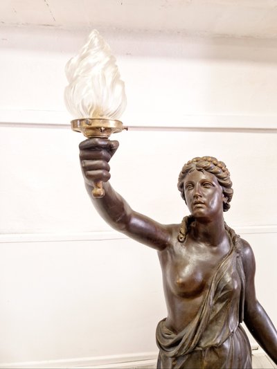 Antike lebensgroße Liberty-Stehlampe