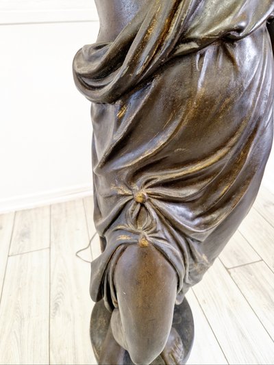 Antike lebensgroße Liberty-Stehlampe