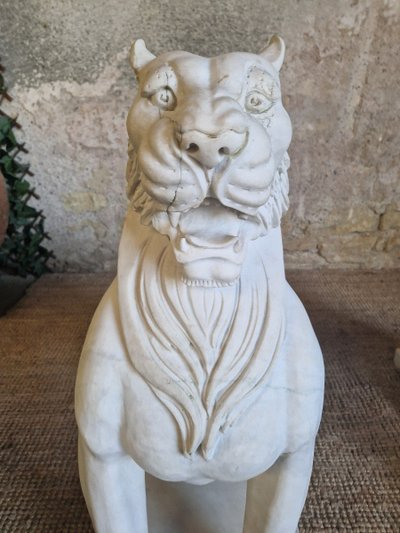 Coppia di statue di leoni in marmo antico **molto pesanti**