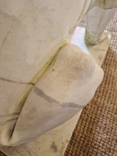 Coppia di statue di leoni in marmo antico **molto pesanti**