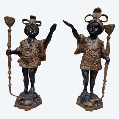 Coppia di antiche statuette moresche in bronzo a forma di candelabro