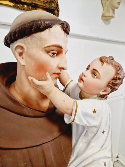Antike religiöse Statue Skulptur aus der Kirche Saint-Antoine