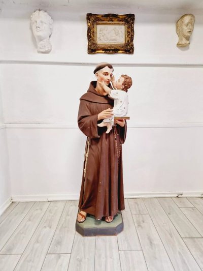 Antike religiöse Statue Skulptur aus der Kirche Saint-Antoine