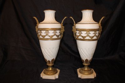 Coppia di vasi in biscuit con ornamenti in bronzo su base in marmo in stile Luigi XVI del XIX secolo