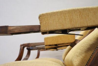 Set di due poltrone reclinabili imbottite in noce antiche