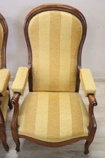 Set di due poltrone reclinabili imbottite in noce antiche