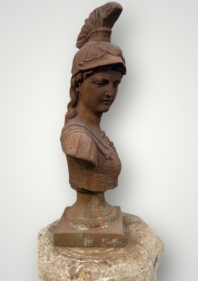Important cast-iron bust of Minerva or Athena from the 20th century. Antique Bust H 91 cm