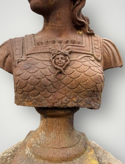 Important cast-iron bust of Minerva or Athena from the 20th century. Antique Bust H 91 cm