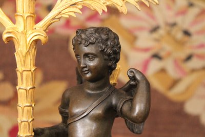 Paar Kandelaber mit drei Lichtern, verziert mit einem Amor, vergoldete und patinierte Bronze, XIX.