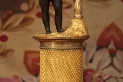 Paar Kandelaber mit drei Lichtern, verziert mit einem Amor, vergoldete und patinierte Bronze, XIX.