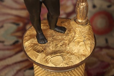 Paar Kandelaber mit drei Lichtern, verziert mit einem Amor, vergoldete und patinierte Bronze, XIX.