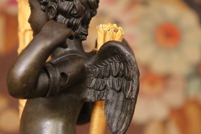 Paar Kandelaber mit drei Lichtern, verziert mit einem Amor, vergoldete und patinierte Bronze, XIX.