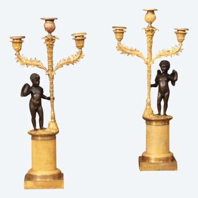 Paar Kandelaber mit drei Lichtern, verziert mit einem Amor, vergoldete und patinierte Bronze, XIX.
