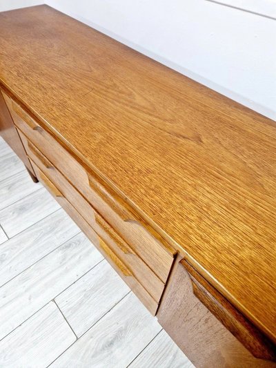 Buffet in teak di metà secolo Austinsuite