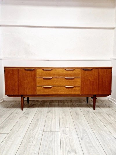 Buffet in teak di metà secolo Austinsuite