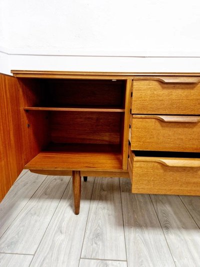 Buffet in teak di metà secolo Austinsuite