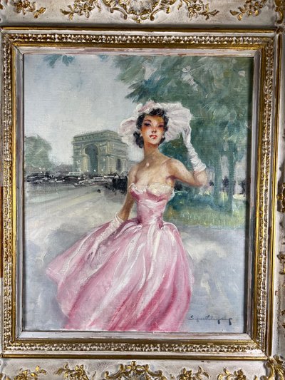 Eugène LELIÈPVRE (1908-2013) - Elegante Frau in rosafarbenem Kleid vor dem Arc de Triomphe, Paris