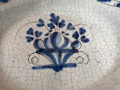 Ancien Plat en Faïence – Décor Bleu Corbeille Fleurie – 19ᵉ siècle