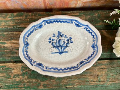Ancien Plat en Faïence – Décor Bleu Corbeille Fleurie – 19ᵉ siècle