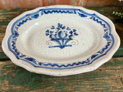 Ancien Plat en Faïence – Décor Bleu Corbeille Fleurie – 19ᵉ siècle
