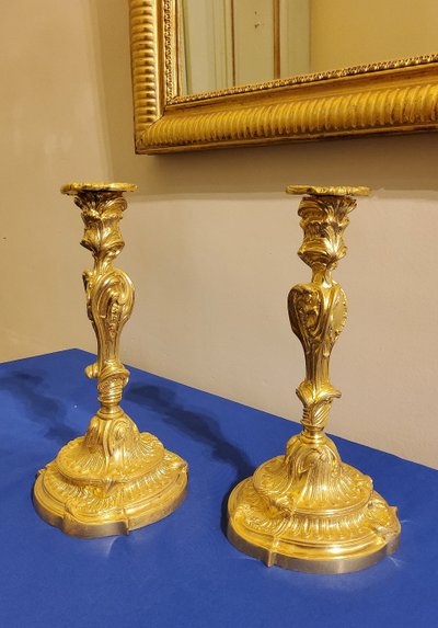 Paire de Flambeaux en bronzes Ciselés dorés Rocaille d'aprés Meissonnier XIXéme 