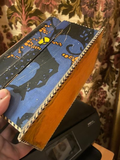 Originale portagioie in legno laccato con decoro stilizzato degli "anni '30", in spirito orientalista 