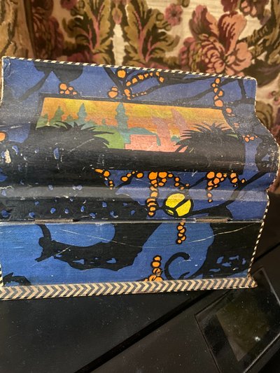 Originale portagioie in legno laccato con decoro stilizzato degli "anni '30", in spirito orientalista 