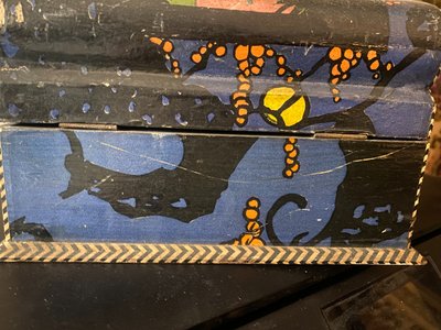 Originale portagioie in legno laccato con decoro stilizzato degli "anni '30", in spirito orientalista 