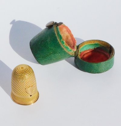 Scatola porta ditale in galuchat con ditale in oro massiccio, fine del XVIII e inizio del XIX secolo