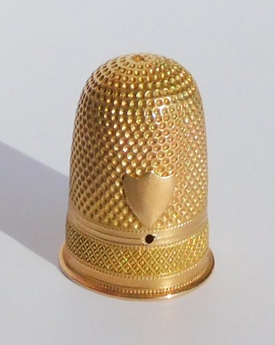 Scatola porta ditale in galuchat con ditale in oro massiccio, fine del XVIII e inizio del XIX secolo