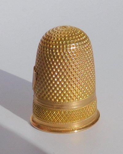 Scatola porta ditale in galuchat con ditale in oro massiccio, fine del XVIII e inizio del XIX secolo