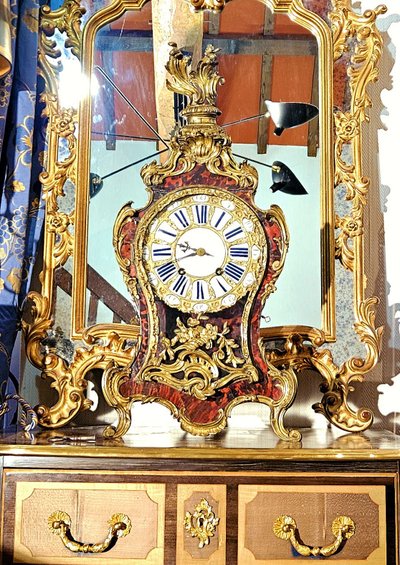 Important Louis XV period cartel clock in tortoiseshell and gilt bronze, height 80 cm