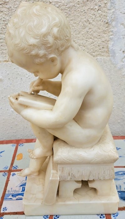 Scultura in marmo bianco raffigurante il Bambino Scriba da Canova, XIX secolo