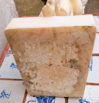 Scultura in marmo bianco raffigurante il Bambino Scriba da Canova, XIX secolo