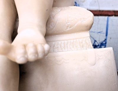 Scultura in marmo bianco raffigurante il Bambino Scriba da Canova, XIX secolo