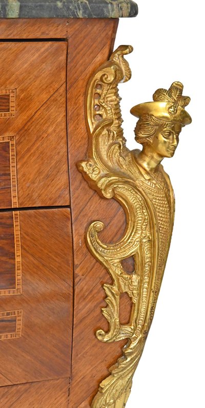 Commode de style Louis XV  aux espagnolettes