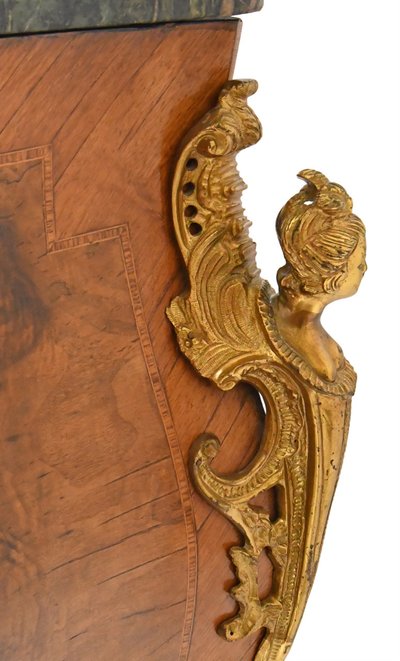 Commode de style Louis XV  aux espagnolettes