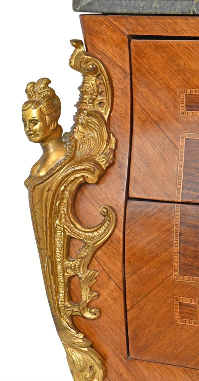 Commode de style Louis XV  aux espagnolettes
