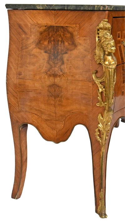 Commode de style Louis XV  aux espagnolettes