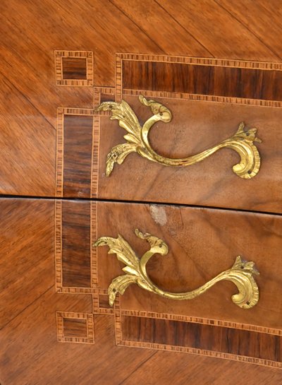 Commode de style Louis XV  aux espagnolettes