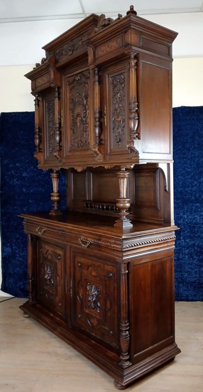 Beautiful Renaissance style sideboard in solid walnut, fully carved