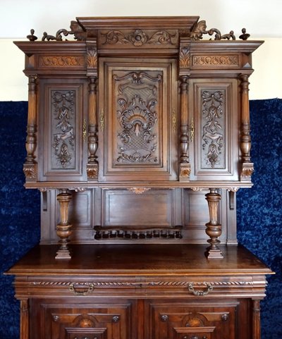 Beautiful Renaissance style sideboard in solid walnut, fully carved