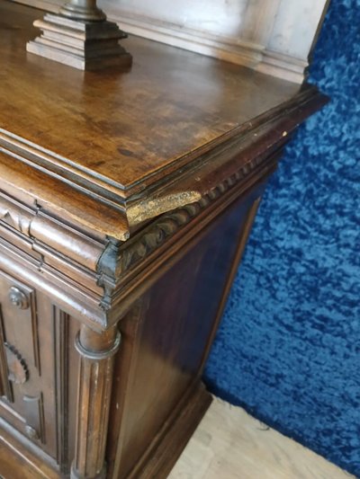 Beautiful Renaissance style sideboard in solid walnut, fully carved