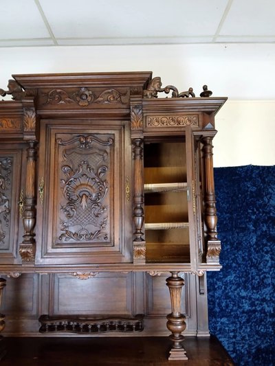 Beautiful Renaissance style sideboard in solid walnut, fully carved