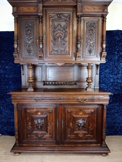 Beautiful Renaissance style sideboard in solid walnut, fully carved