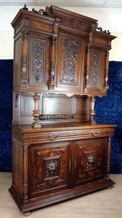 Beautiful Renaissance style sideboard in solid walnut, fully carved