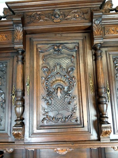 Beautiful Renaissance style sideboard in solid walnut, fully carved